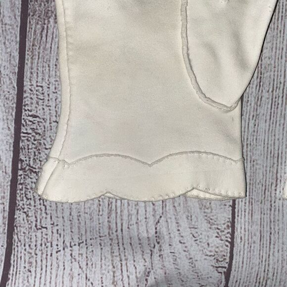 Vintage scallop edge embroidered white gloves 
XS/small women - Picture 5 of 7